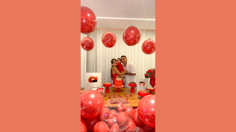 Non Stop acompanha o culto especial que marcou os 10 anos de Jaque Sobrinho no YouTube.