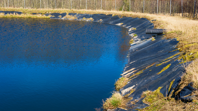 A Versa Engenharia Ambiental Ltda adota tecnologias avançadas no tratamento do chorume, protegendo os recursos hídricos da contaminação.