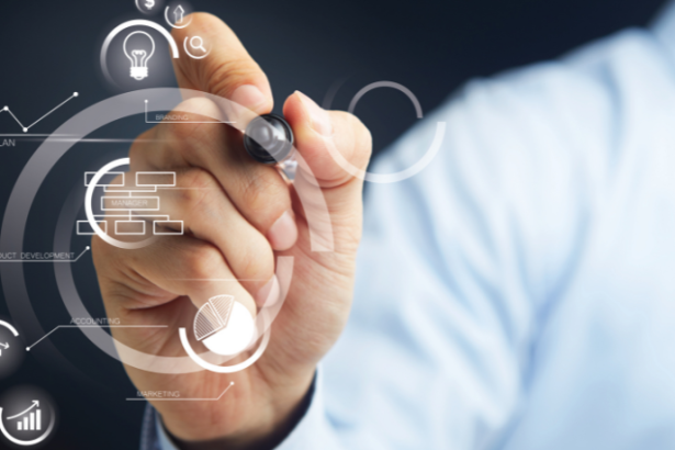 Como alinhar estratégia e execução quando tudo depende do líder é o ponto de partida da análise de Alfredo Moreira Filho sobre decisões que realmente geram resultado.