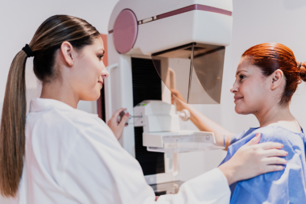 Como a idade impacta a saúde das mamas ao longo da vida? Vinicius Tadeu Sattin Rodrigues analisa as principais mudanças e cuidados necessários.