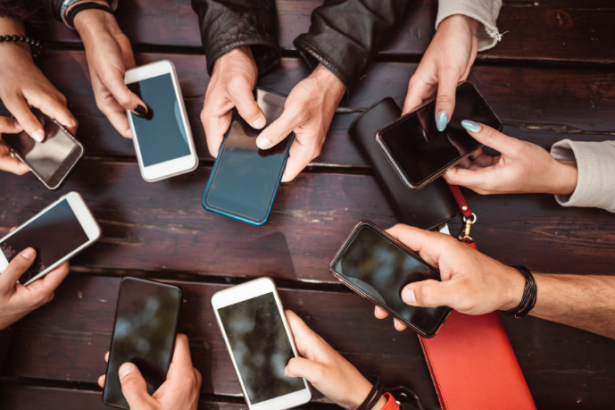 Jovens criam “pausas digitais coletivas” e movimento viraliza nas redes como resposta ao excesso de telas
