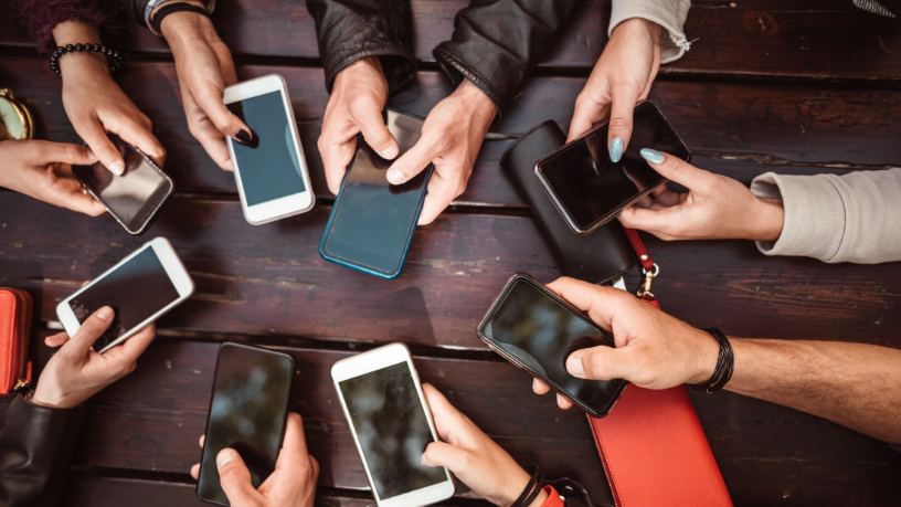 Jovens criam “pausas digitais coletivas” e movimento viraliza nas redes como resposta ao excesso de telas
