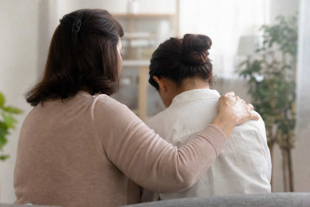 Mulher recebe apoio emocional após vivenciar uma perda gestacional