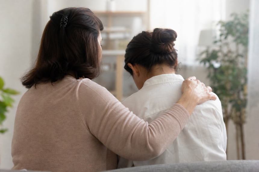Mulher recebe apoio emocional após vivenciar uma perda gestacional