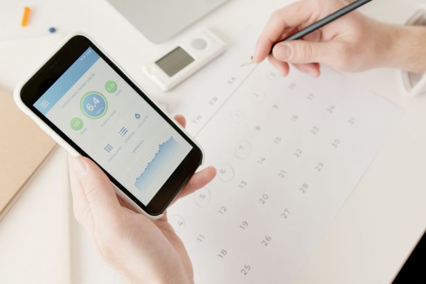 Mãos usam um smartphone para acompanhar indicadores de saúde enquanto planejam atividades em um calendário.